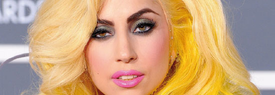 Árbol que nace torcido… aunque se vista de seda – Aunque la mona se vista de seda… jamás su rama endereza.